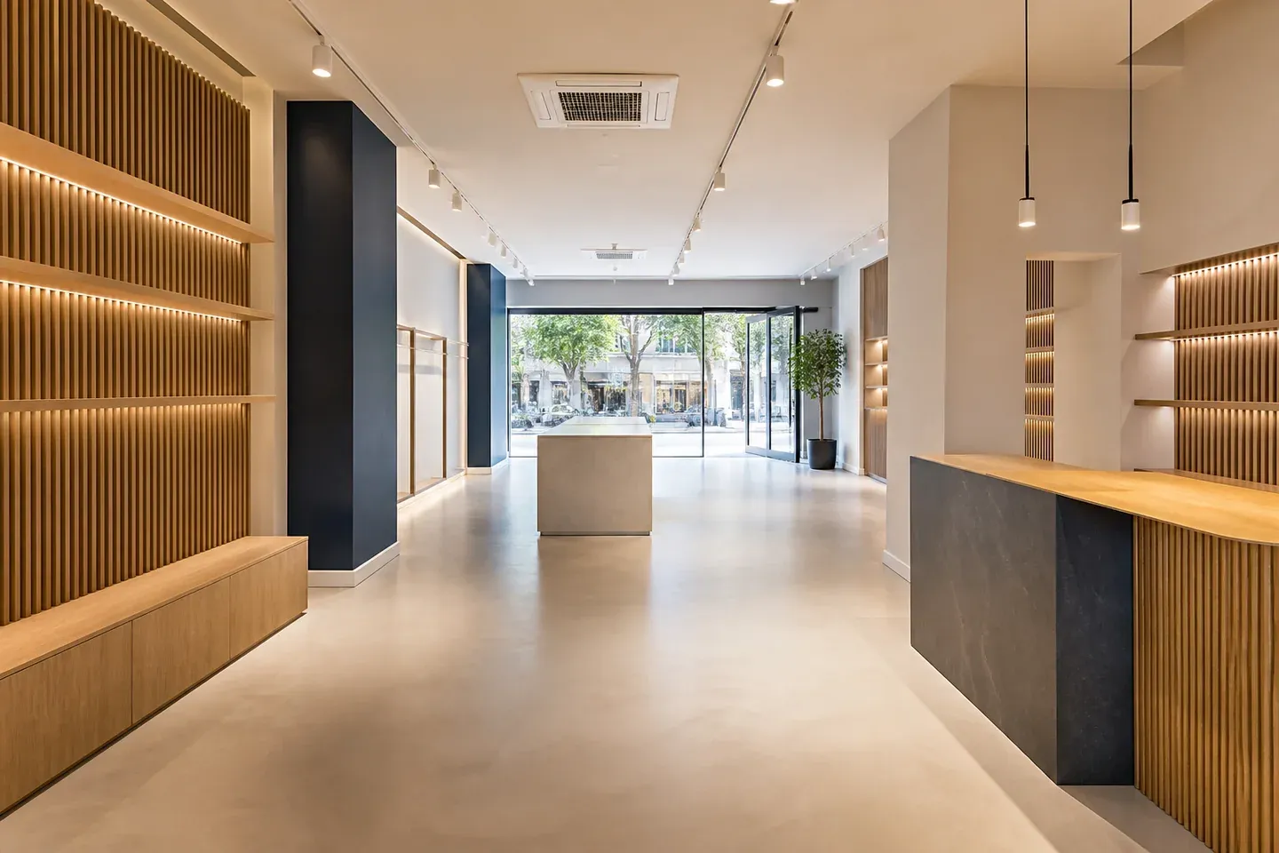 Local comercial reformado con mostradores de madera e iluminación técnica